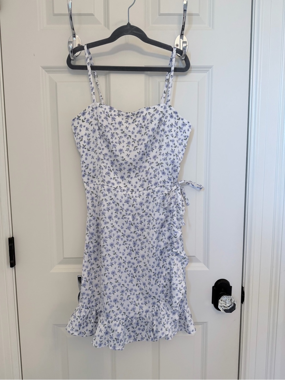 Hollister Women’s XS White and Purple Floral Ruffle Tie-Detail Sundress